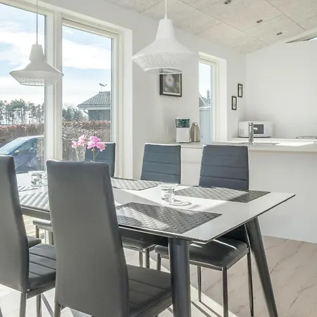 In With 3 Bedrooms And Wifi Holiday home *