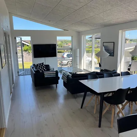 In With 3 Bedrooms And Wifi *